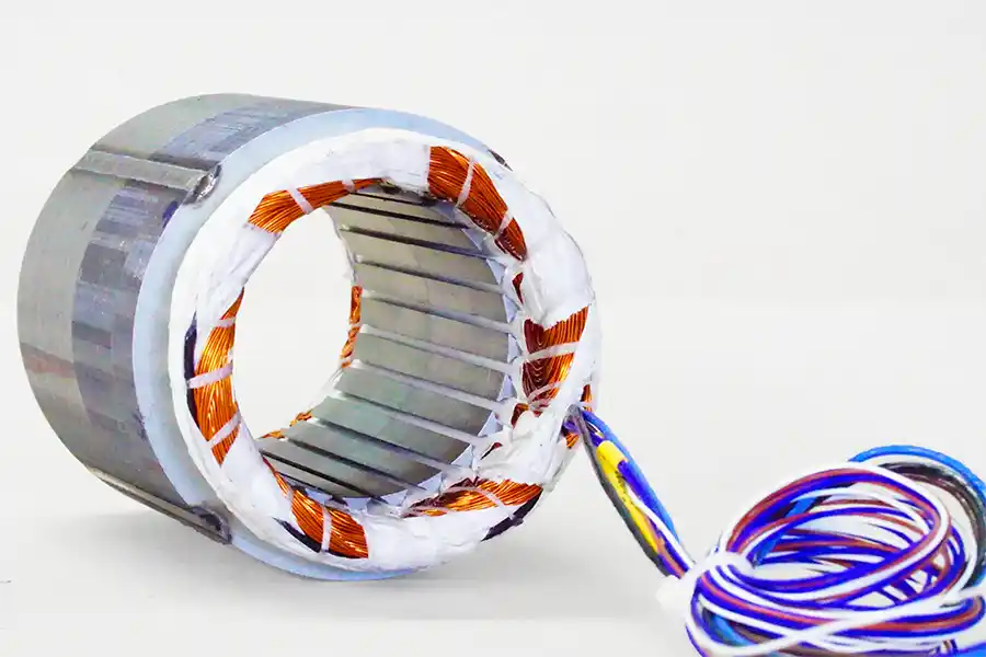 Teil-eines_Elektromotors-mit-Kabel